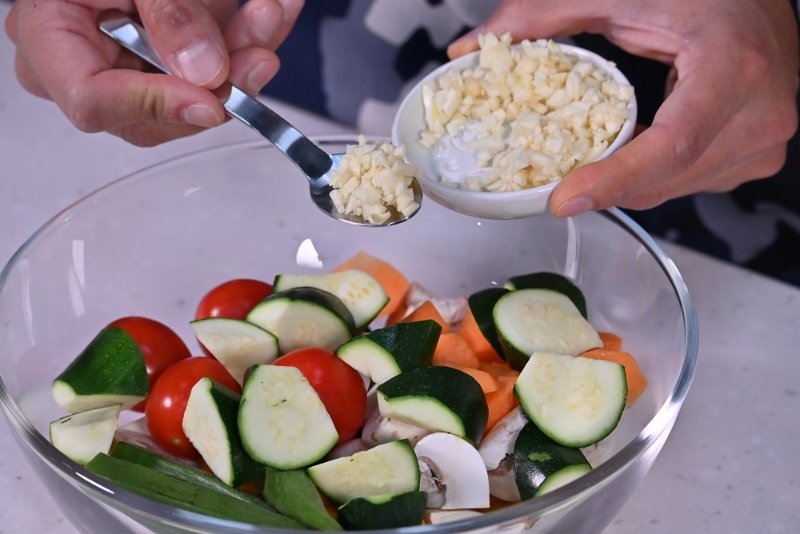 3. 加蒜蓉、鹽、黑胡椒拌勻。Add the minced garlic, salt and black pepper and mix well.