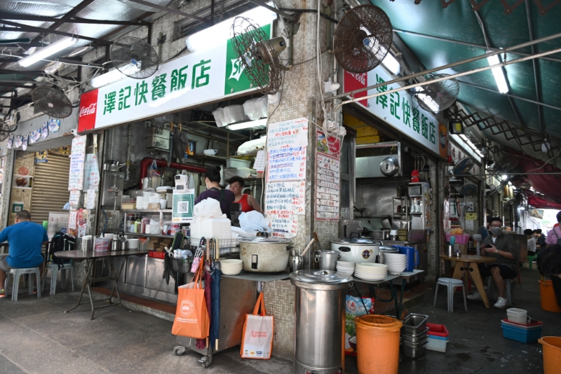 澤記快餐飯店位於柴灣吉勝街露天熟食中心。