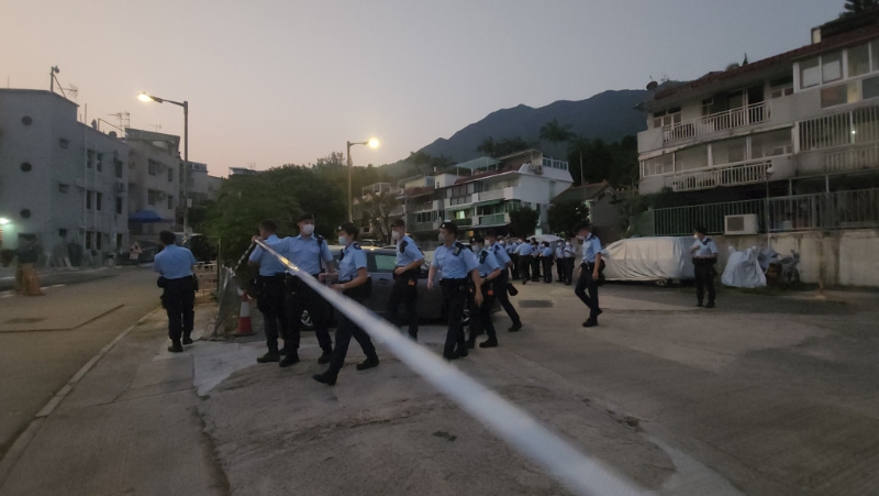 蓝帽子警员在场汀角路进行地毡式搜索。 （黄文威摄）