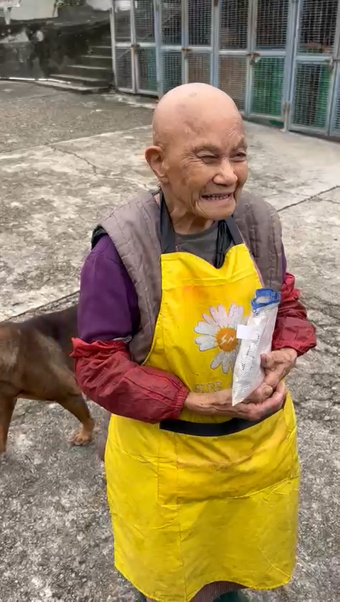 苏婆婆今早获善心人捐助后，表示相当开心。