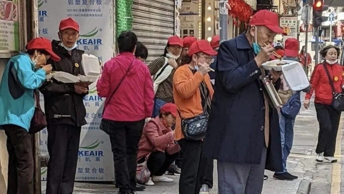 过去，有旅客站立街头吃两餸饭