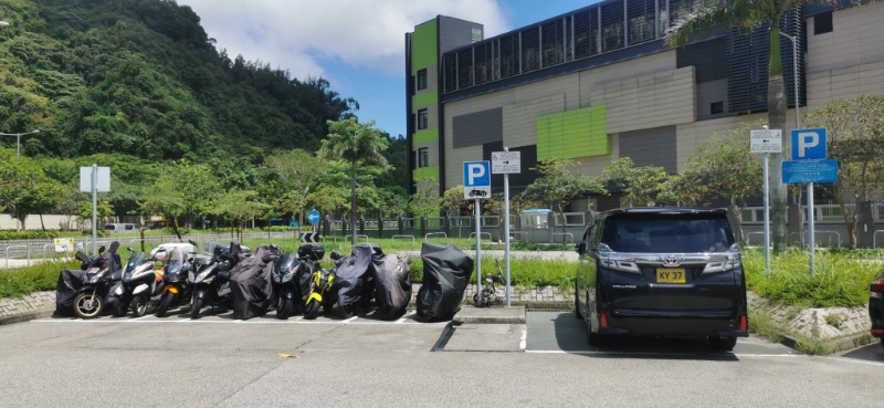 《星岛申诉王》向运输署查询后，相关部门当晚便在白线上贴上黑胶纸遮盖。 （莫家文摄）