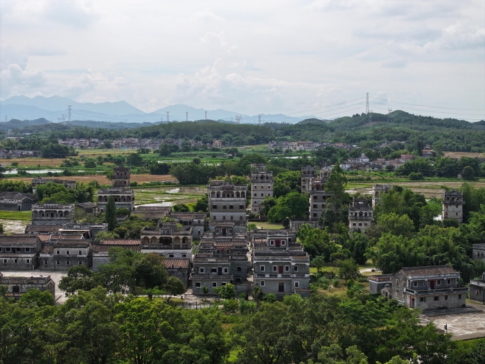 开平碉楼与村落。