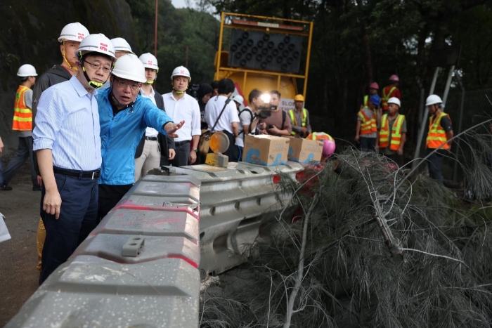 李家超到石澳道路陷现场视察