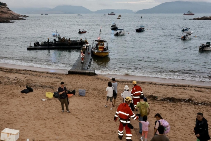 警方及消防在石澳海滩架设浮桥让居民登船。有居民乘搭政府船只暂时撤离。