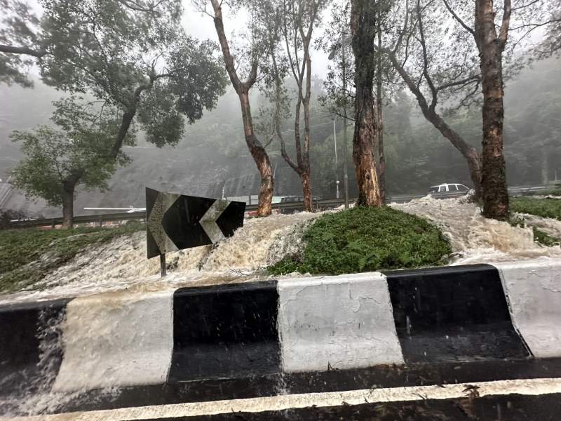 西贡区的雨势特别大，录得每小时雨量超过70毫米的大雨。