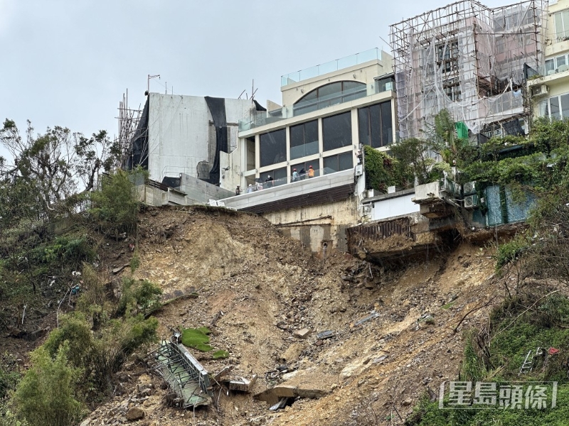 72号屋部分地基悬空。 资料图片