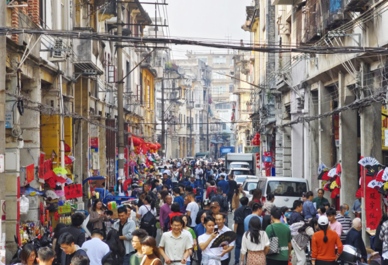 络绎不绝的游客打卡《狂飙》取景地，现场游人如织。江门市文化广电旅游体育局 郭永乐摄