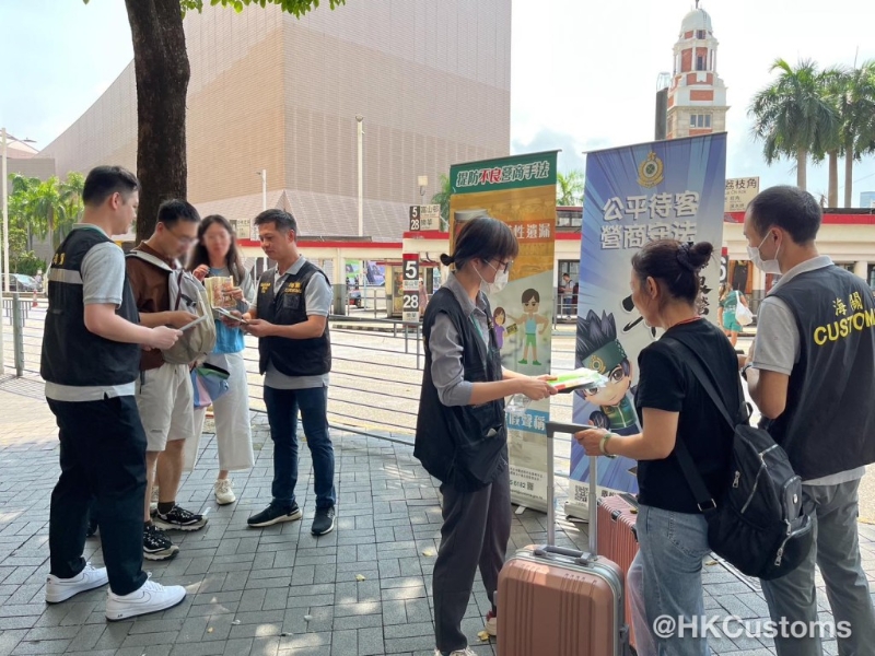 香港海关向旅客派发“避坑指南”