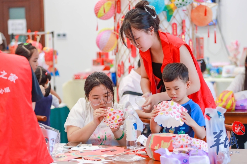 一位妈妈和孩子正在学习制作简易鱼灯