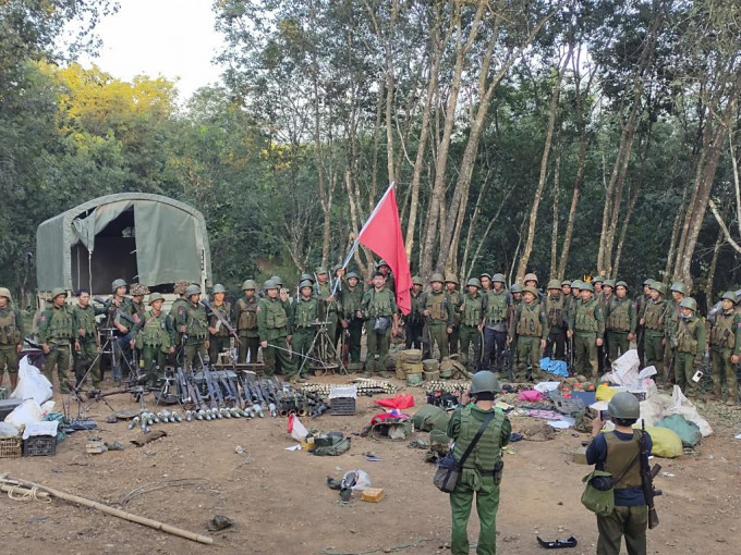 缅甸民族民主同盟军上周六展示一批武器，声称从缅甸政府军前哨基地缴获。