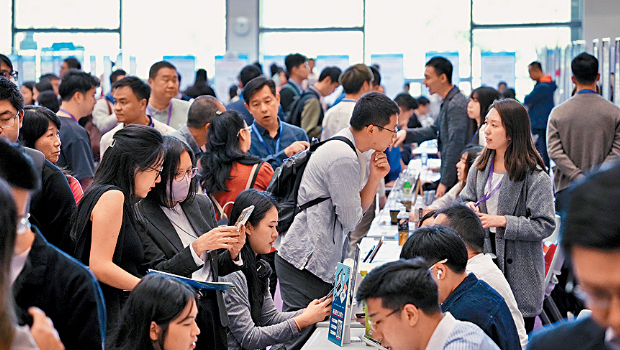 参与企业指反映出乎意料地好，开始一小时已有学生排队咨询。