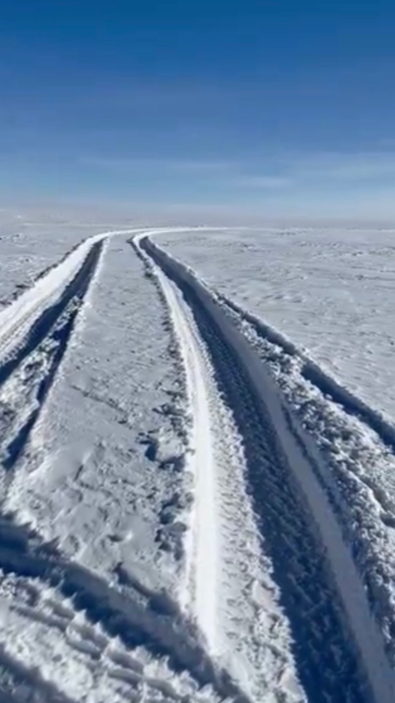 拉姆齐夫妇在雪地留下的胎痕。