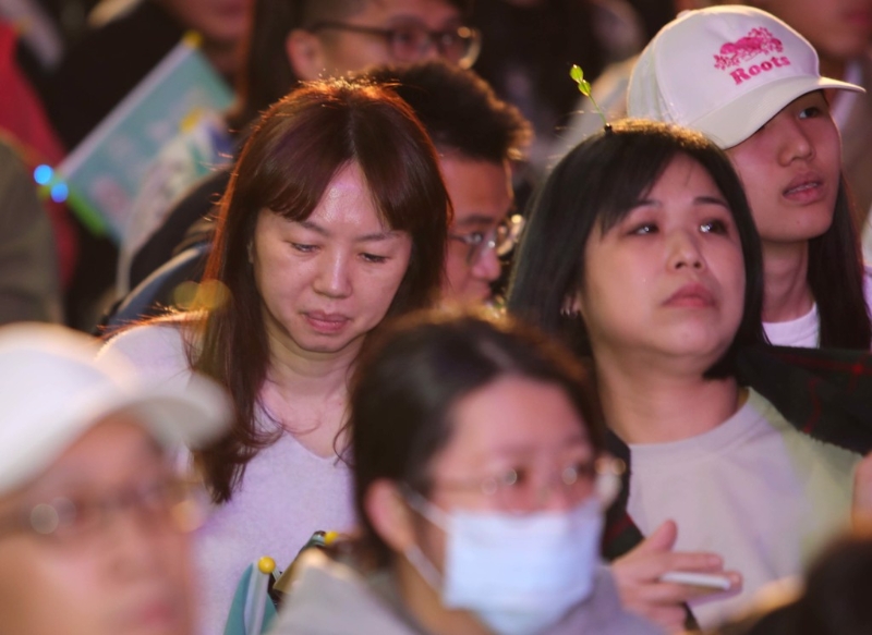 领导人“立委”选举13日投票结束之后，许多民众到柯文哲的竞选总部关心开票情形，柯P的票数落后，支持者脸色难掩落寞。