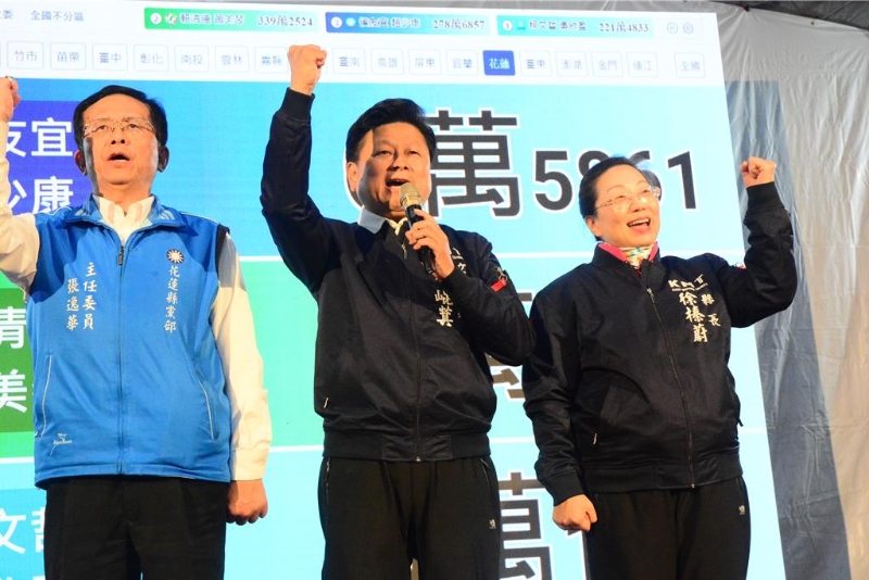 傅昆萁（中）与妻子花莲县长徐榛蔚（右）、党部主委张逸华感谢选民支持，也喊话选后蓝白势必要合！