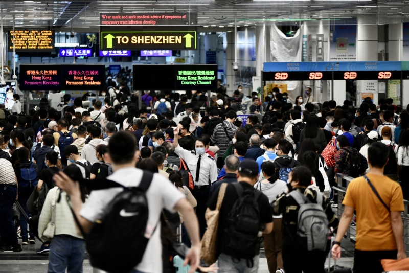 大批市民北上消费。资料图片