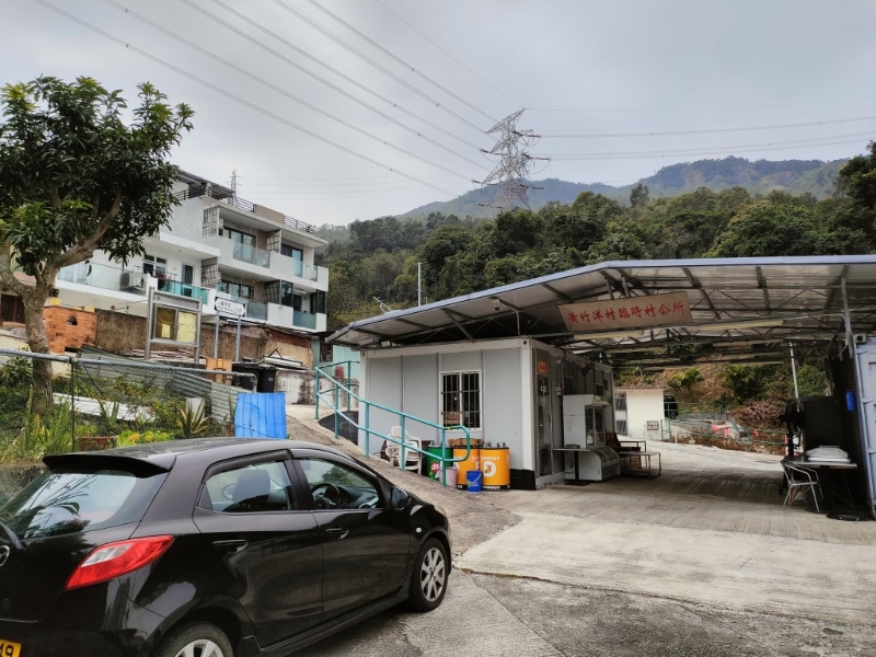 火炭黄竹洋村位于沙田火炭与针草坳之间一个乡村，迄今已有300余年历史，目前人口约有200多人。