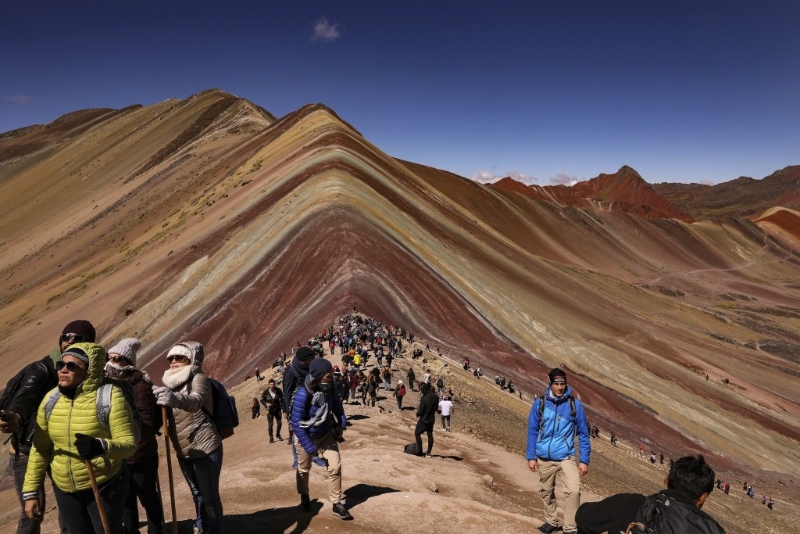 登秘鲁彩虹山遭雷击