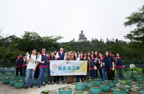 蔡晋博士宝莲禅寺住持净因大和尚及一众星岛义工合照