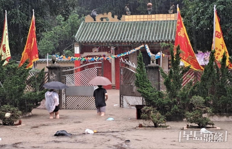 坑口昭信路天后庙水浸，水深及膝，村民清理塞渠杂物。