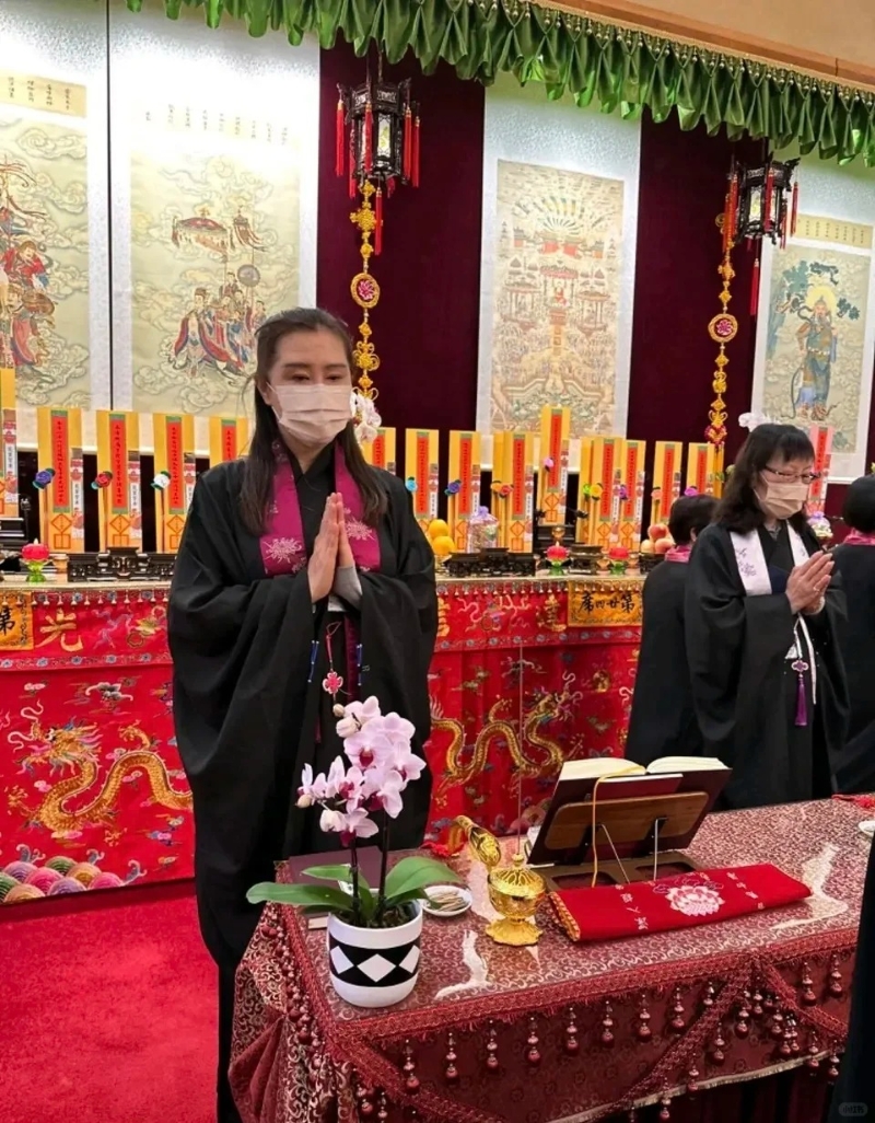 近日，又有网民在温哥华灵岩山寺巧遇王祖贤参加水陆空大法会。