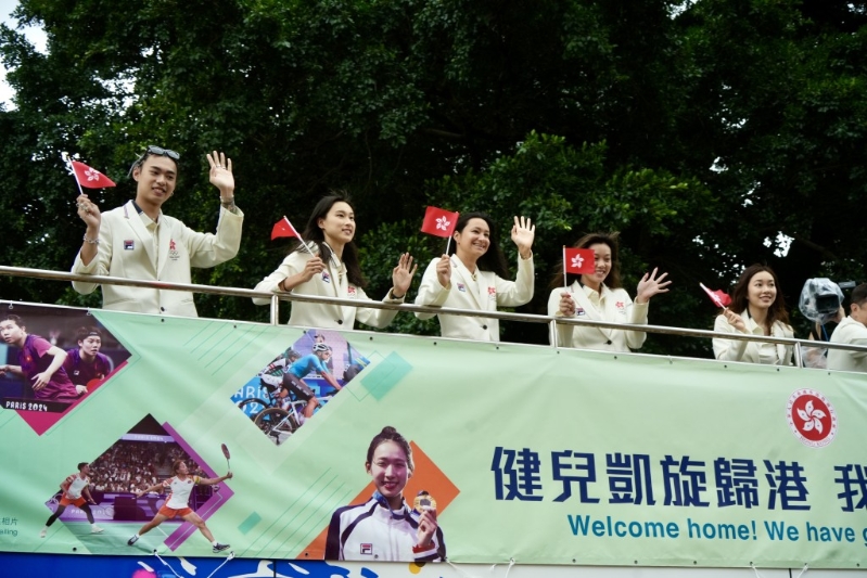 港队运动员今早(21日)巴士巡游与一众市民近距离接触。