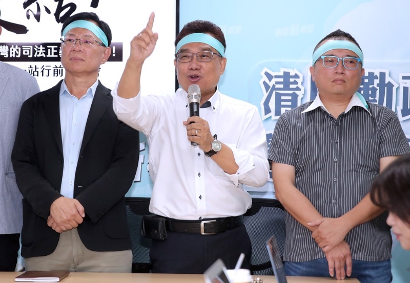 民众党中央发起声援行动，展开全台宣讲，8日首站在立法院群贤楼前登场。 民众党立委张启楷（左起）、林国成、秘书长周榆修等人8日召开记者会。