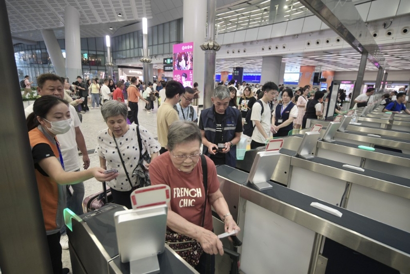 市民趁国庆前夕北上旅游。