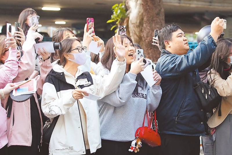 大陆师生团27日首场行程参访台北市中山女中。大陆奥运6金得主马龙也在参访团中，球迷看到马龙现身纷纷拿起手机抢拍。