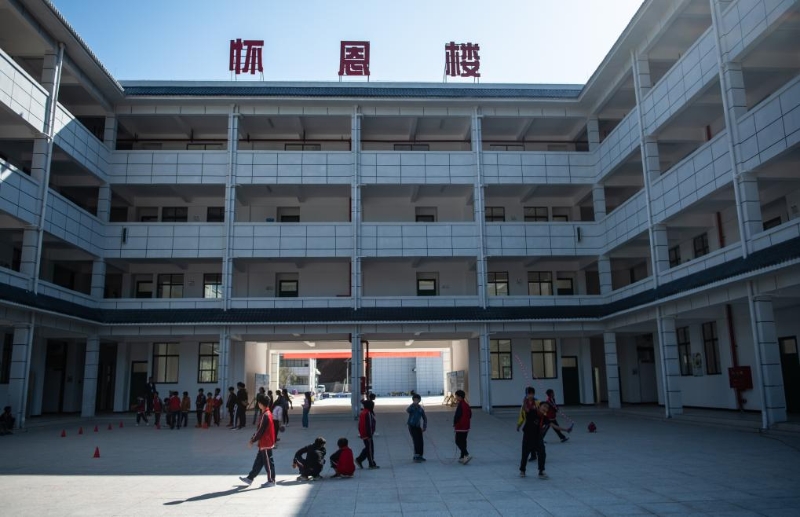 学生们在从江县大歹小学教学楼后的空地上体育课