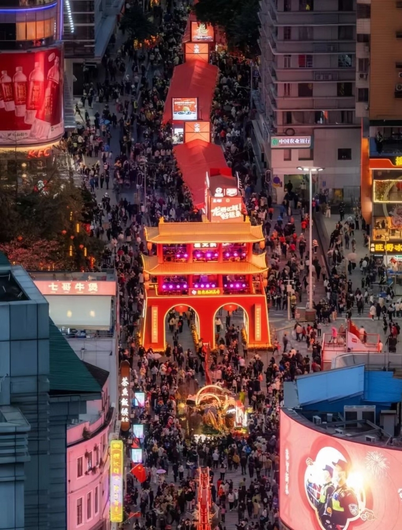 广州办年货好去处2025｜1. 越秀区花市 西湖花市历史悠久，被推荐列入国家级非物质文化遗产代表性项目名录，是广州最具代表性的花市之一。（图片来源：　考拉度假＠小红书）